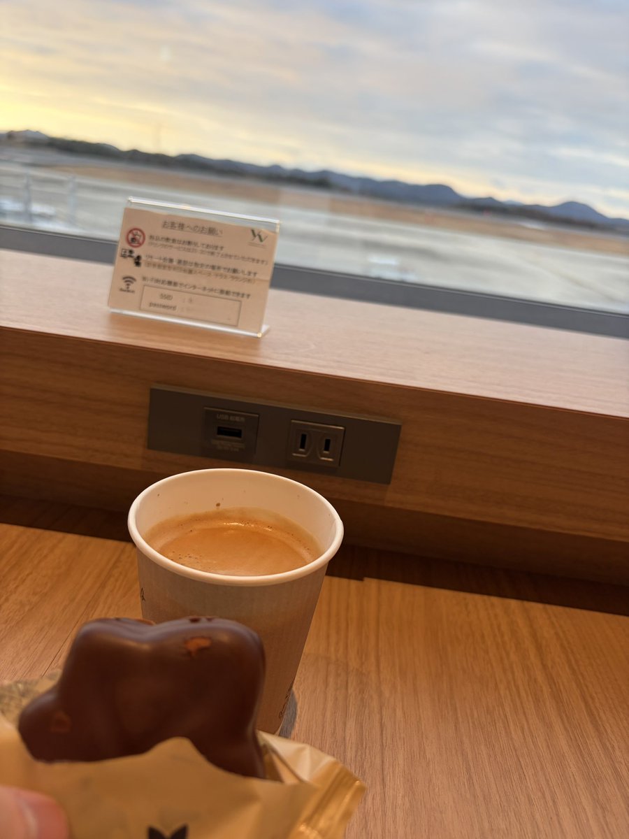Sora__210's tweet photo. 広島空港のカードラウンジ良かった https://t.co/ZAva6SAnWg