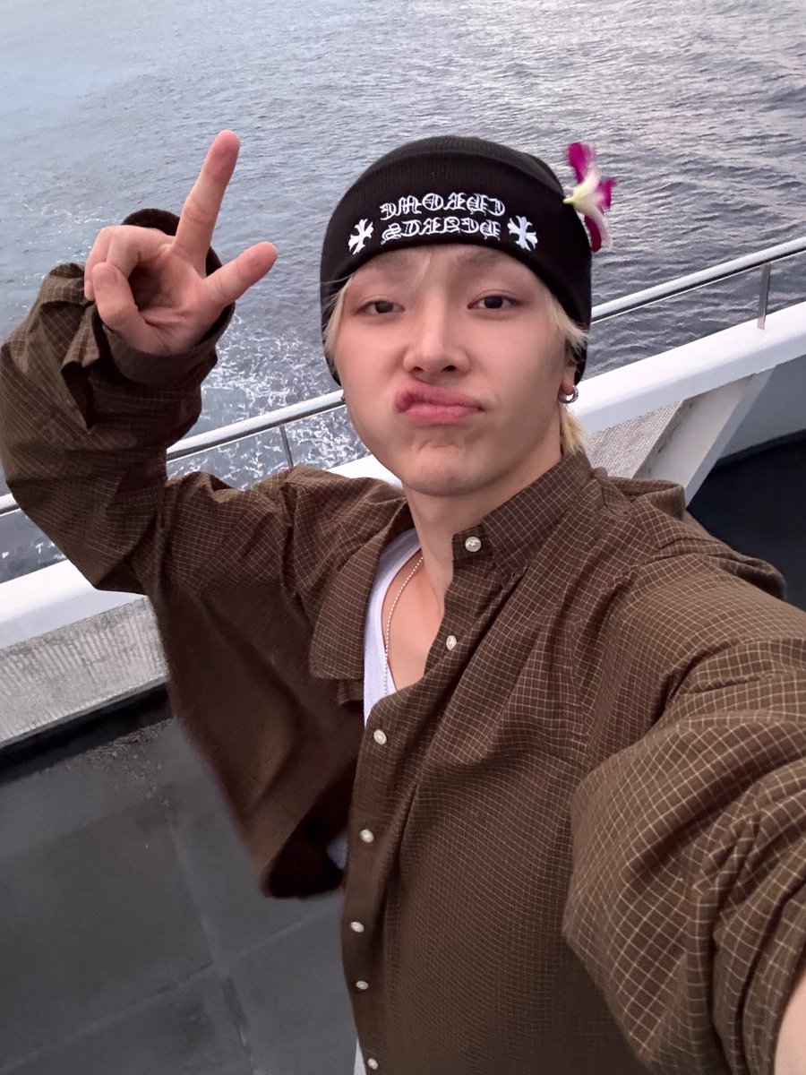 ppythings's tweet image. 하와이에서 새해맞고 기분 좋았었나봄... 꽃까지 꽂음