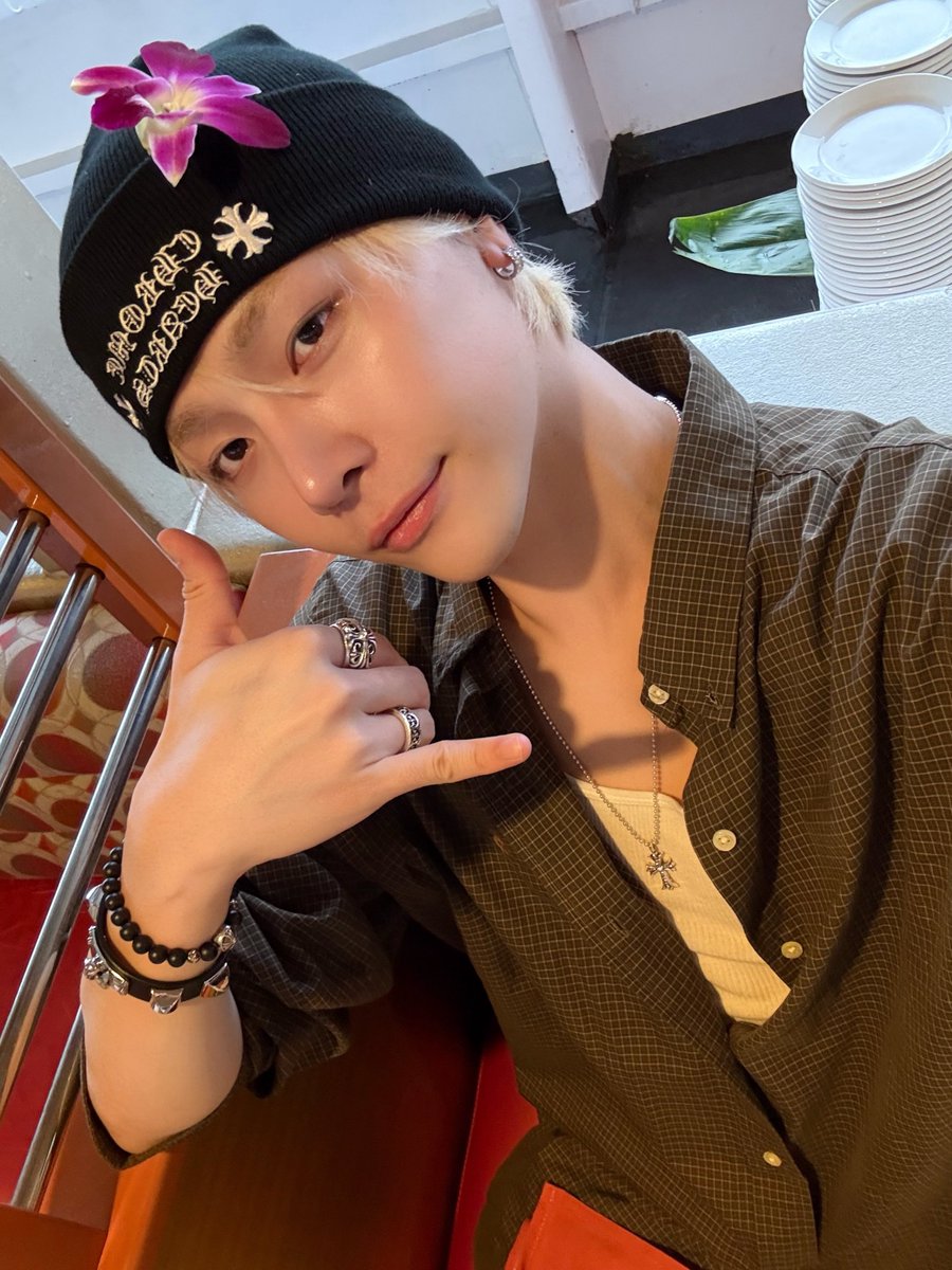 ppythings's tweet image. 하와이에서 새해맞고 기분 좋았었나봄... 꽃까지 꽂음