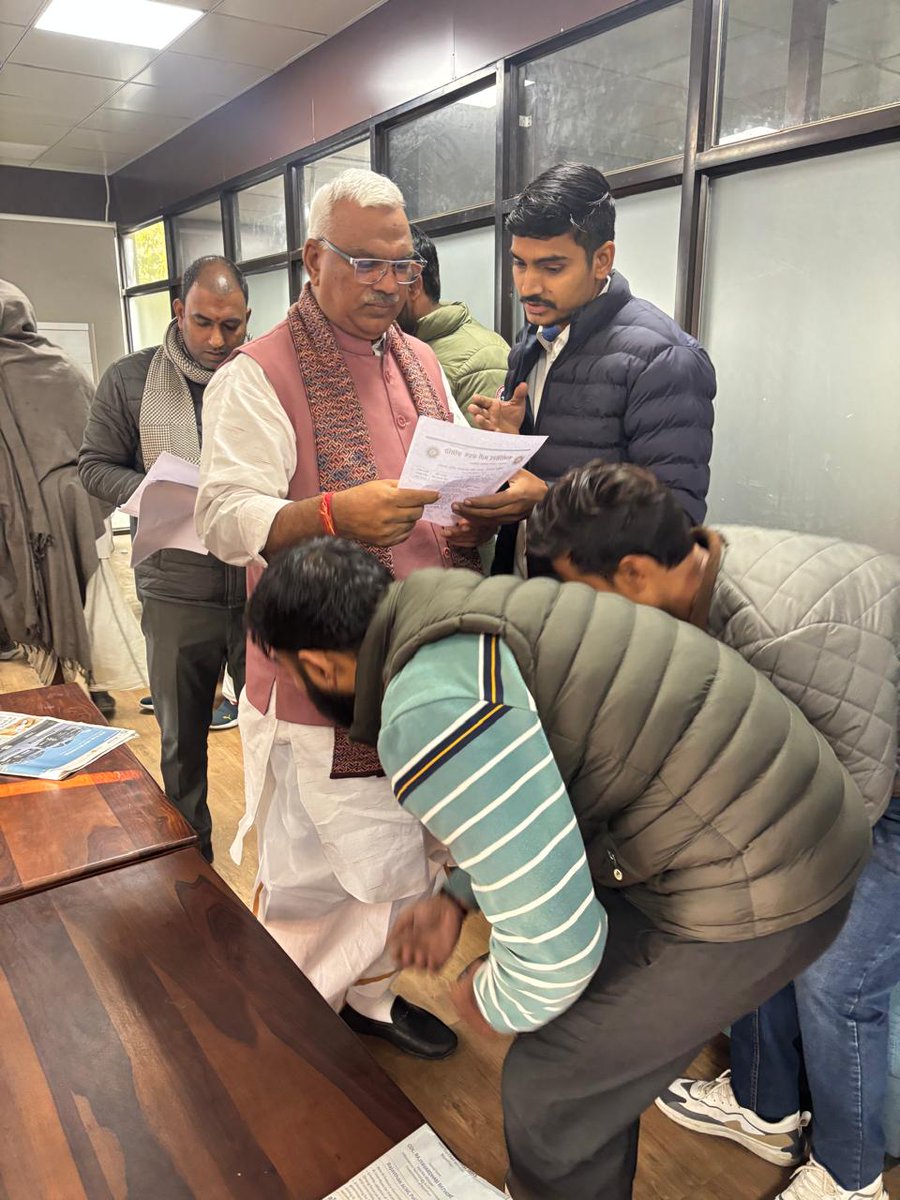 choudhary_64666's tweet photo. फार्मासिस्ट की नई भर्ती मेरिट ओर बोनस पर निकलवाने हेतु आज नवनियुक्त युवा मोर्चा प्रदेश अध्यक्ष भाईसाब शंकर गोरा जी, बीजेपी प्रदेश अध्यक्ष मदन राठौड जी, यूडीएच मंत्री झाबर सिंह खरा जी ज्वार सिंह बेड़म जी से मुलाकात करके मांगों के बारे में अवगत करवाया गया https://t.co/RTF6vvZUwN