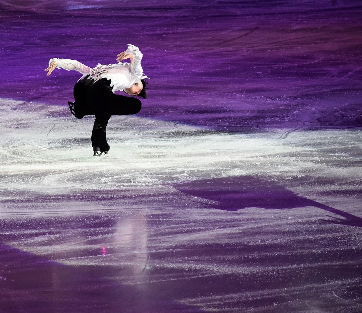 kozukakazuko's tweet photo. 羽生結弦が白鳥を演じると影も白鳥になる https://t.co/kzUkvrOTOw