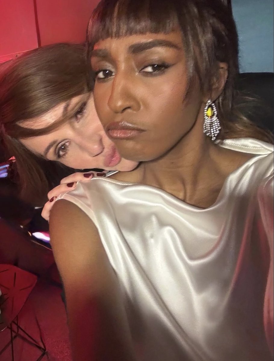 ayojulia is alive and well <3333