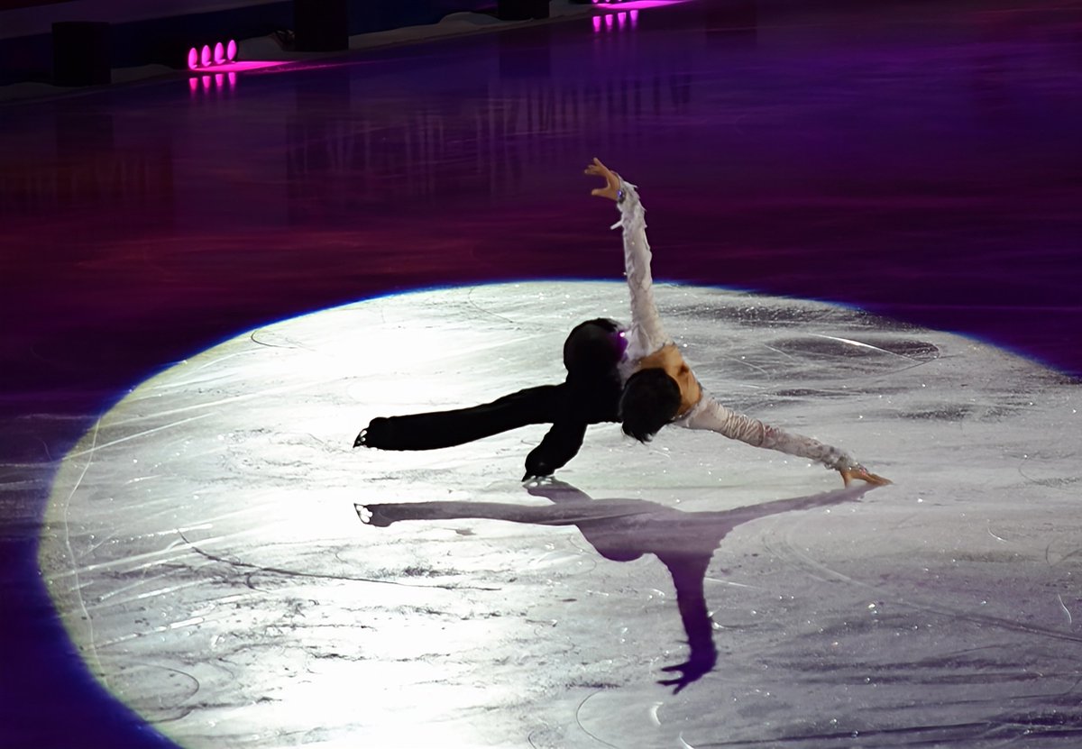 kozukakazuko's tweet photo. 羽生結弦が白鳥を演じると影も白鳥になる https://t.co/kzUkvrOTOw