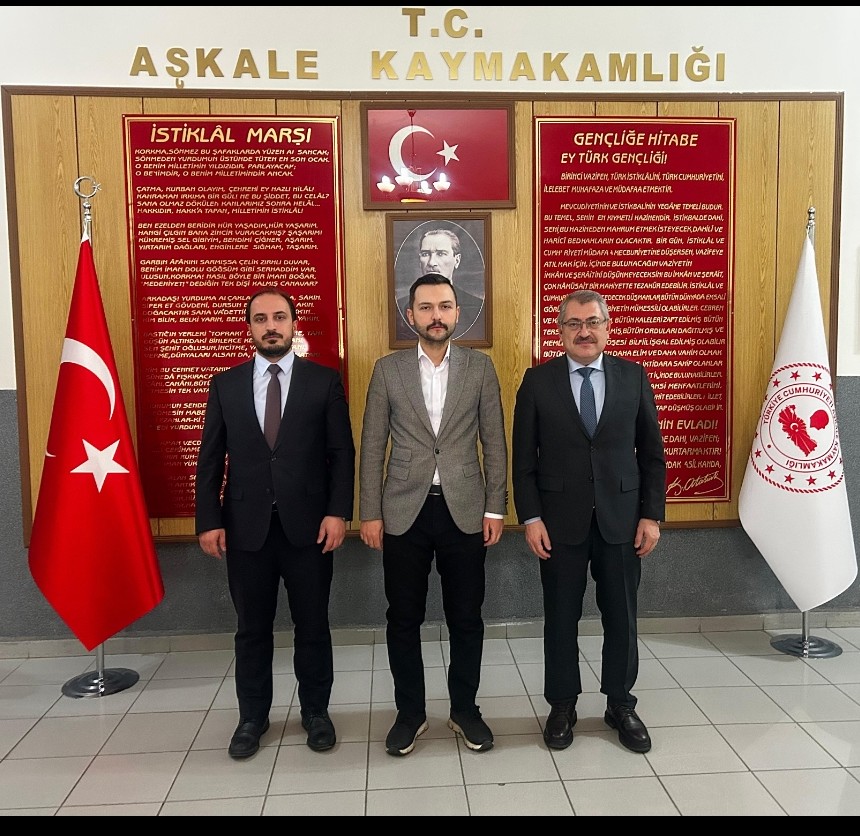Erzurum İl Müftüsü Sn Yaşar ÇAPÇI, İlçe Müftüsü Sn Seyhun SARP ile birlikte Kaymakamımız Sn Emre OĞUZTÜRK'ü makamında ziyaret etttiler.Kaymakamımız, nazik ziyaretlerinden duyduğu memnuniyeti ifade etti.