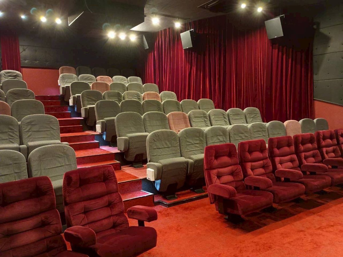 【デヴィッド・リンチ没後1年特集】

下記のとおり、①2週間のサブスク上映（各作品1日2回、計4回。会員でない方もご覧頂けます）と、②オールナイト上映で構成されます。サブスク上映はシアター2（青いカーテンの劇場）、オールナイト上映は、シアター1（赤いカーテンの劇場）と2の両方で上映します！