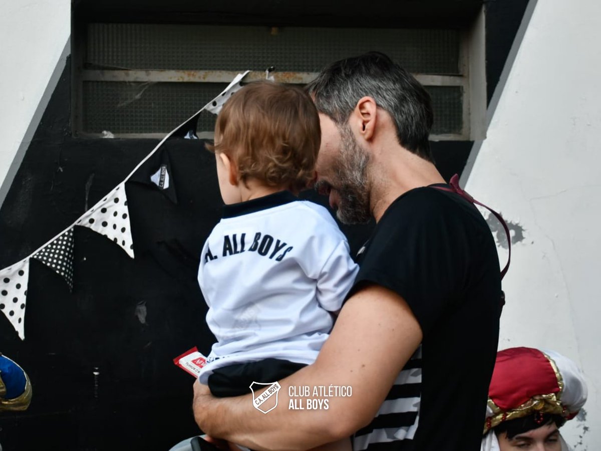 ✨👑 LOS REYES PASARON POR ALL BOYS 👑✨

La magia del Día de Reyes se vivió en nuestro club 🤍🖤
Melchor, Gaspar y Baltasar recorrieron el barrio y llegaron a All Boys para compartir una tarde llena de alegría, sonrisas y emoción con las familias y, especialmente, con las y los