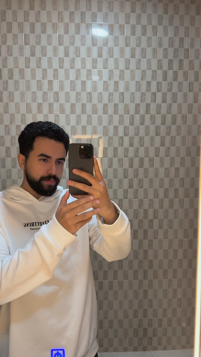 _32s's tweet image. هارب من الدراسة 👀