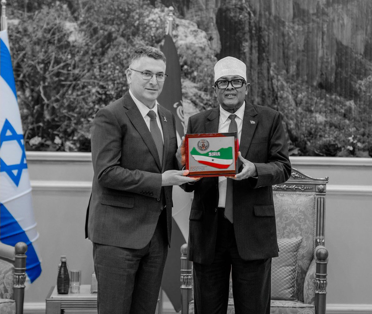 The map being presented as a gift by this Zionist separatist leader is not real and does not reflect the facts on the ground.

Around 45% of what is falsely labeled as “Somaliland” is in reality, a federally recognized state called Northeast State.

The remaining areas claimed by
