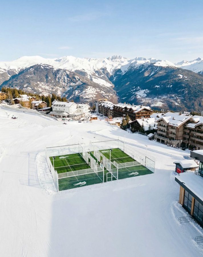 Lacoste, Courchevel Kayak Pisti'nde yeni açtığı tenis kortlarını tanıttı.