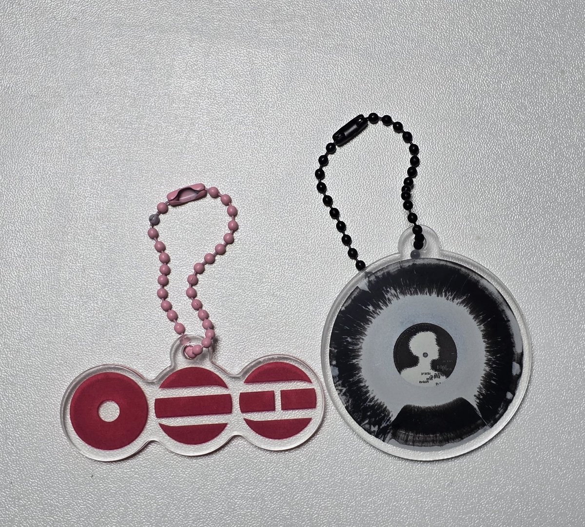 나햐 폼림픽 성공✌️ 
디데이 LP키링과 새 앨범 로고(?) 키링이도착했어요
제가 디데이로 방며들어 처음으로 맞이하는  단체 앨범이라 그런지 벌써부터 심장이 바운스💗💗💗
minni(<a href="/minnixminni/">minni🌙</a>)님 감사합니다.
새해 복 마니 받으세요😍