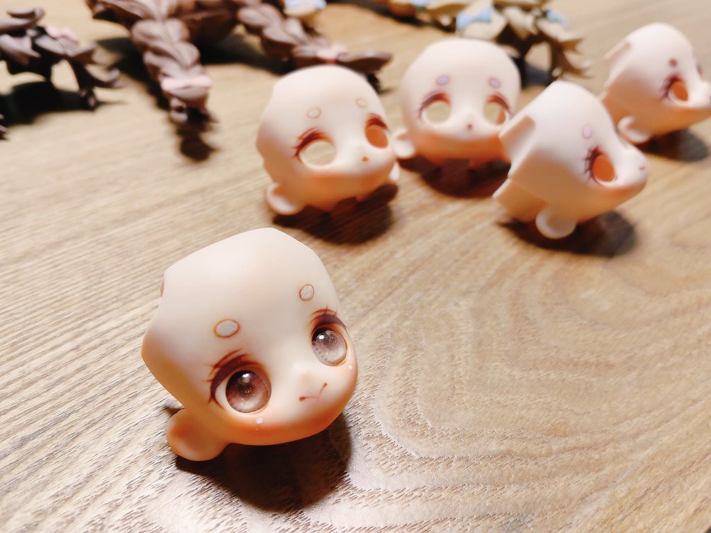 年末からずっとシュガリーちゃんの頭を塗ったり顔を描いたりする修行。
いつになったら完成するのか😇
おめめが全然足りないし👀👀👀