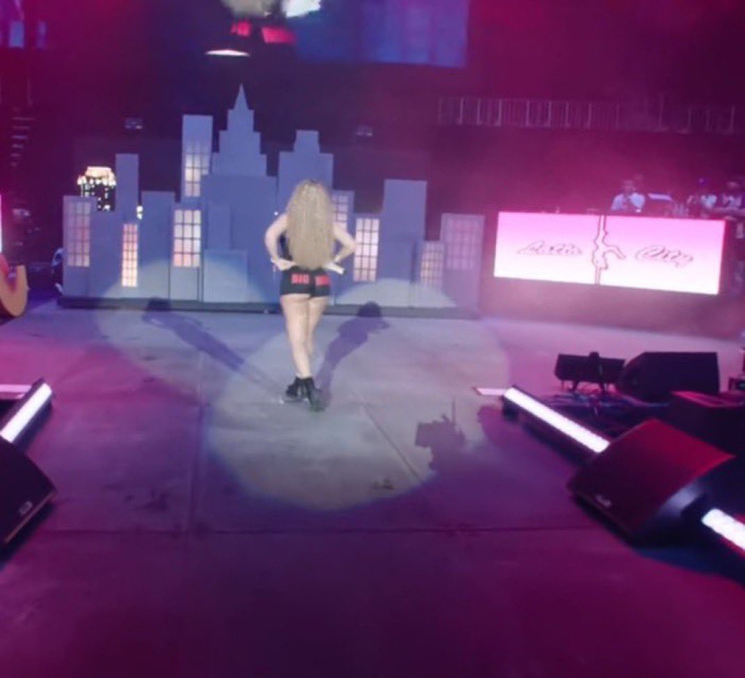 YSLONIKA's tweet image. when latto tried to have her own gag city tour sjfhskvfks 😭😭😭