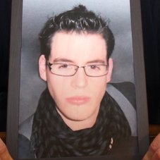 3 janvier 2011. Montpellier. Pierre, 23 ans, habite avec son papa, Jean-Roch. Le jeune homme est passionné d’histoire. Il suit de brillantes études dans ce domaine.

Des bruits de vitres brisées viennent rompre la quiétude qui règne en cette fin de soirée. Surpris, Jean-Roch et