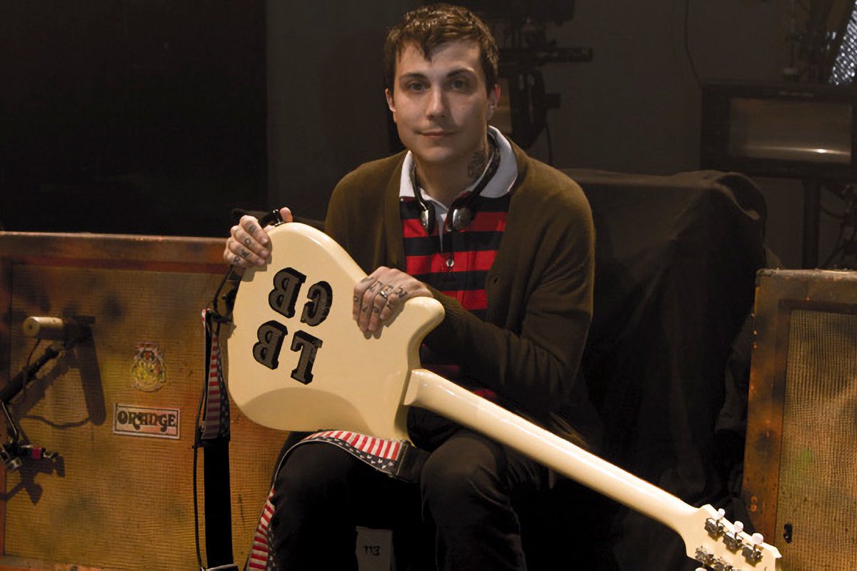 vaIedecem's tweet image. frank iero 🤝🏼 DIYing his kids’ initials on everything