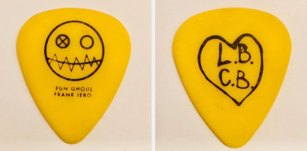 vaIedecem's tweet image. frank iero 🤝🏼 DIYing his kids’ initials on everything