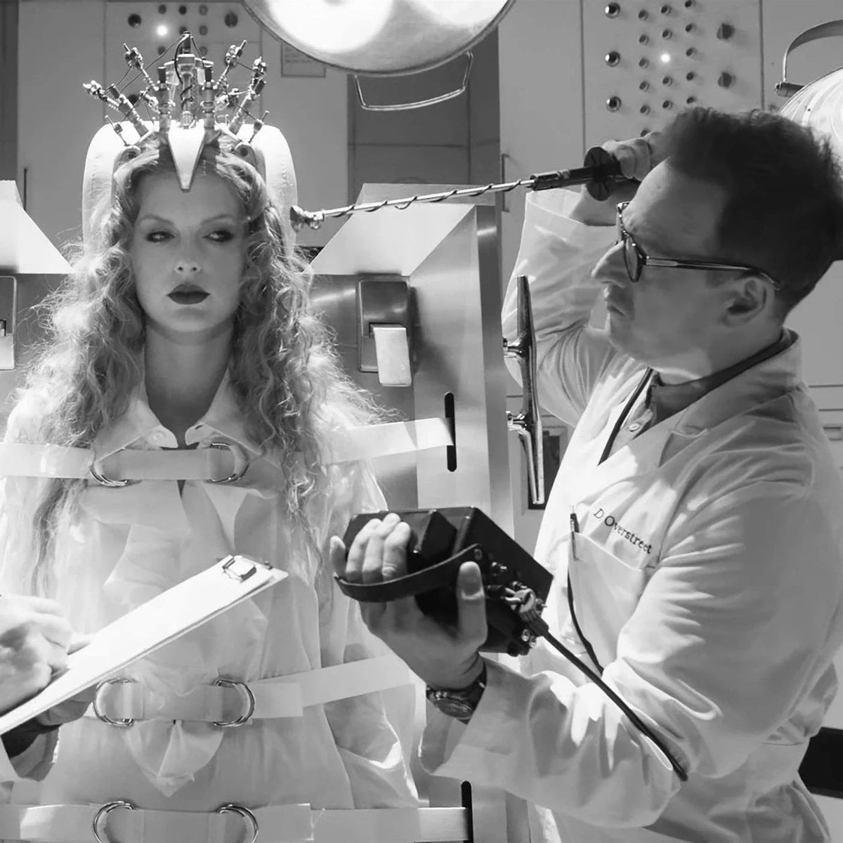 theTSupdates's tweet photo. 💬| Josh Charles on jokingly calling Travis Kelce a d*ck while on Taylor Swift’s “Fortnight” music video set:

“I’ve always liked Travis Kelce,I just thought he was so cool.But that year, they beat us in the AFC Championship game—they beat the Ravens.He was a real jerk that year” https://t.co/z5bCCpeP5W