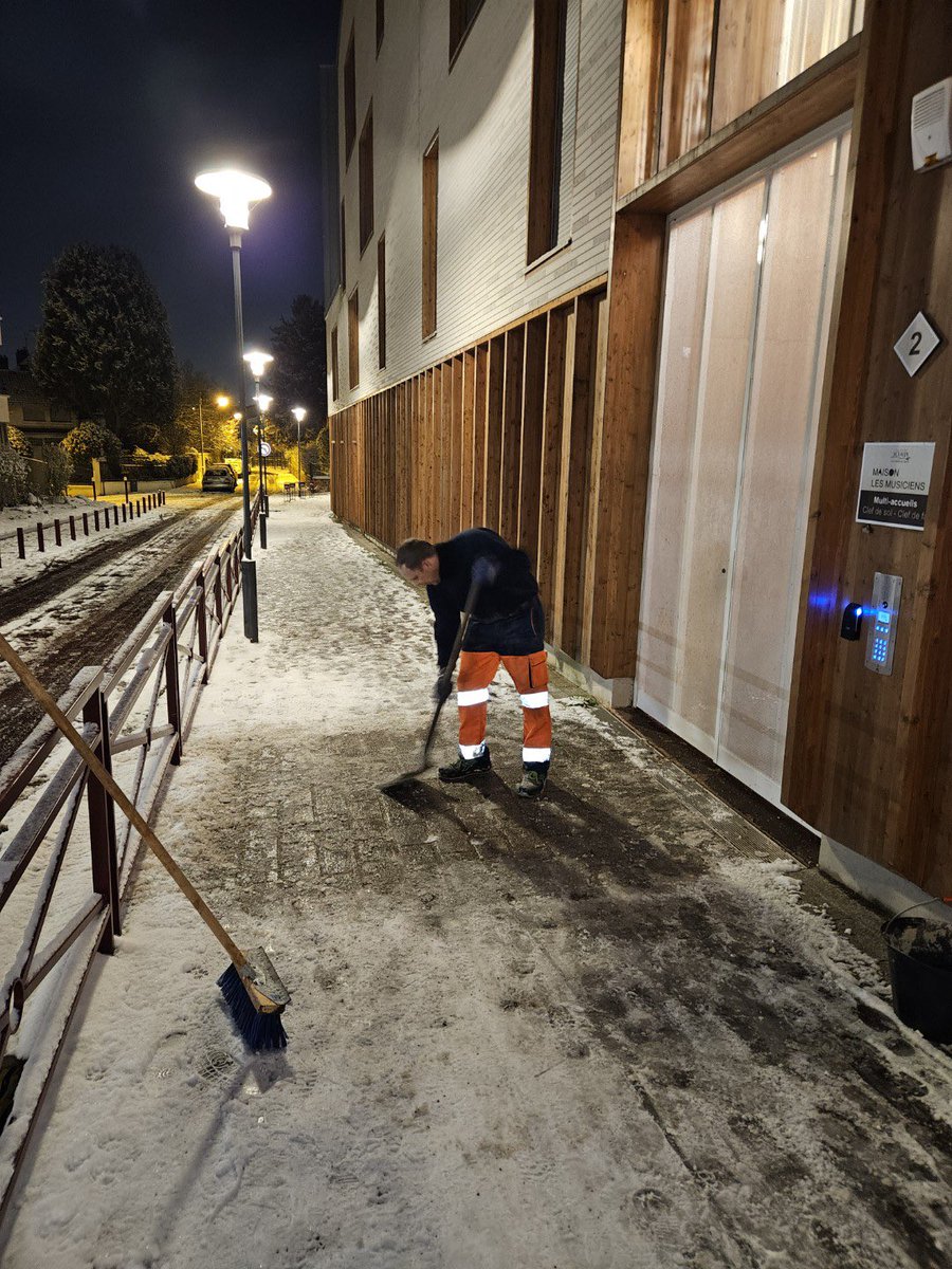 laurent_sceaux's tweet photo. ❄️Mobilisation des agents municipaux @Ville_de_Sceaux pour assurer la sécurité de tous : déneigement afin de garantir la sécurité et le bien-être de tous. 
➡️ 15 agents, 3 saleuses 🚜, + 12 tonnes de sel et beaucoup d’huile de coude. Soyez prudent ⚠️ https://t.co/YmQXpSotCW