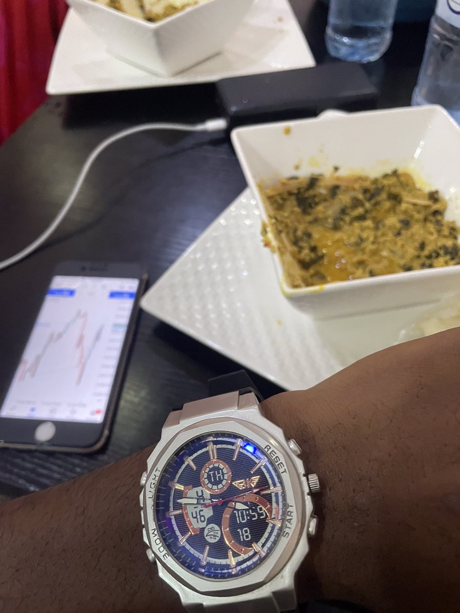 FutureDwizard's tweet image. Cooking &amp;amp; eating at the same time 🍽