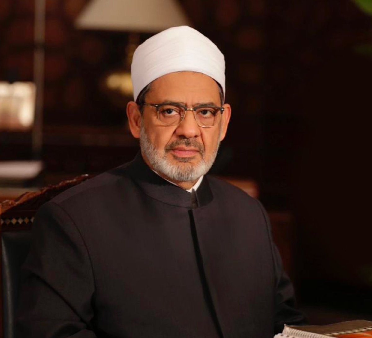 مثلَ هذا اليوم، منذُ ثمانينَ عامًا، كان المولدُ المباركُ لسماحةِ الشيخ، فضيلةِ الإمامِ الأكبر الأستاذ الدكتور أحمد الطيب شيخ الأزهرِ الشريف، ثمانونَ عامًا من الوقارِ والعلم،
ومن العزّةِ بالدين، ثمانونَ عامًا عاشها زاهدًا، قليل متاعِ الدنيا، غنيًّا بما وهبه الله من علمٍ وحكمة،