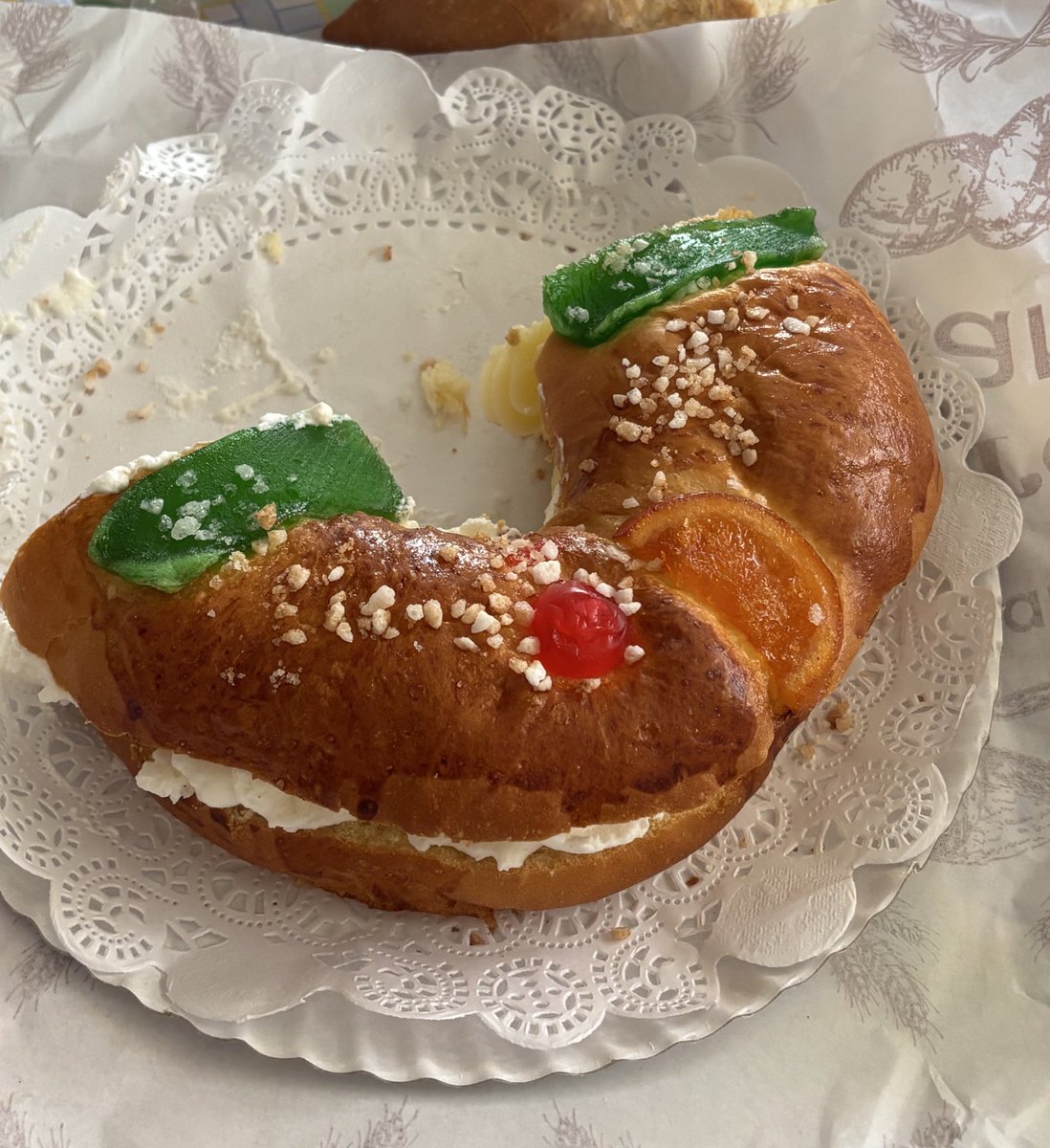 AlbitaDisplay's tweet image. En mi roscón no venía ni figura ni haba, estoy profundamente consternada 😡