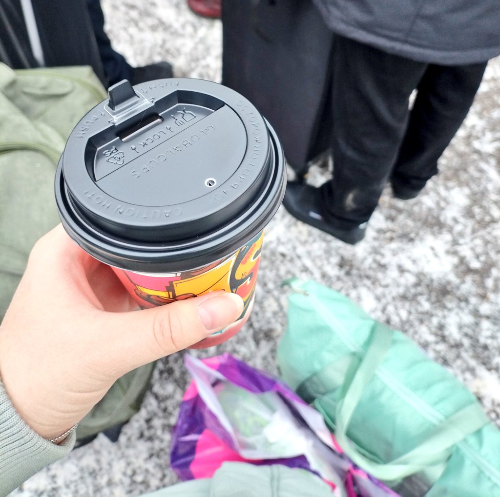 Когда за спиной тяжёлый рюкзак, а в руках по объёмной тяжеленной сумке, надо сделать что-о-о? Точняк! Купить кофе, чтобы обе сумки тащить в одной руке! Ну а хули нам, ага 🙄))