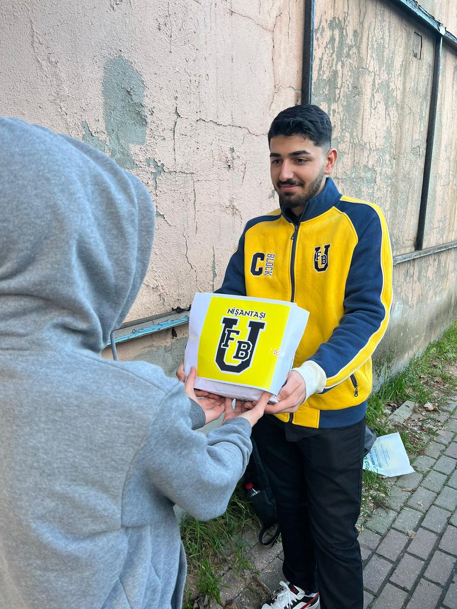 UFBNisantasi's tweet photo. 1907 ÜNİFEB Nişantaşı Üniversitesi örgütlenmesi olarak ‘Hepimizin Yılı’ projemizin ikincisini  şehrimizde yaşayan minik kardeşlerimize yeni yıl hediyelerini teslim ederek gerçekleştirdik. https://t.co/hKd8eUjjF4
