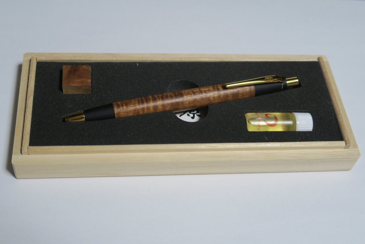 野原工芸　ハワイアンコアカーリー　スリムボールペン 野原工芸コレクション紹介。今回は、ハワイアンコアカーリーの木の