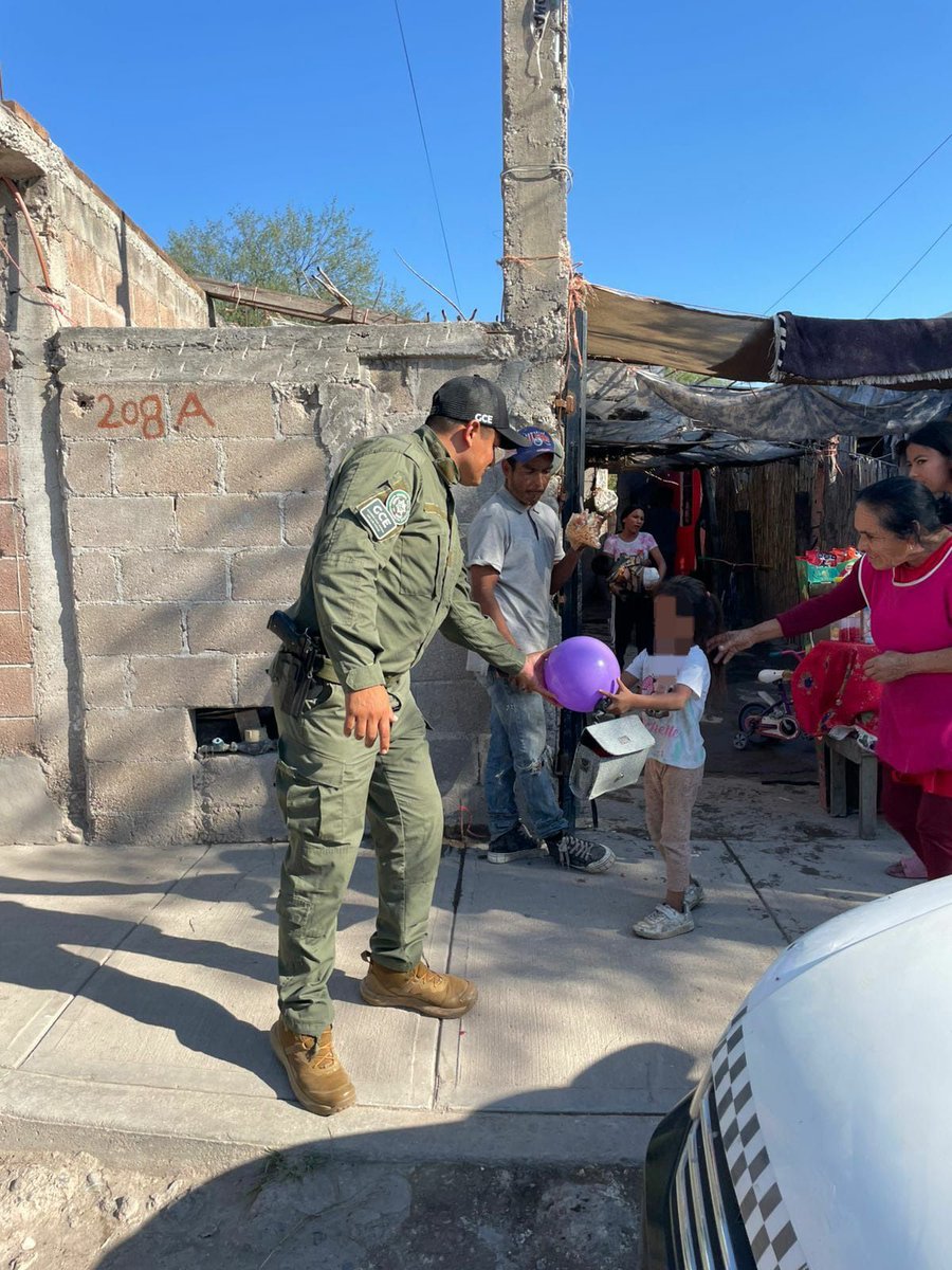 SSPC_SLP's tweet image. 🤴🏻🤴🏽🤴🏾En el marco de la celebración de #Diadereyes y por instrucciones del Secretario de Seguridad Jesus Juárez Hernández, elementos de la #GCE, adscritos a la Zona Media, llevaron a cabo trabajo de proximidad social en los municipios de #Rioverde y #CiudaFernández