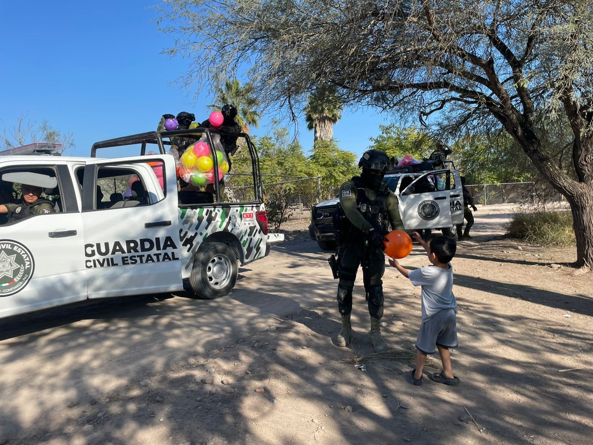SSPC_SLP's tweet image. 🤴🏻🤴🏽🤴🏾En el marco de la celebración de #Diadereyes y por instrucciones del Secretario de Seguridad Jesus Juárez Hernández, elementos de la #GCE, adscritos a la Zona Media, llevaron a cabo trabajo de proximidad social en los municipios de #Rioverde y #CiudaFernández