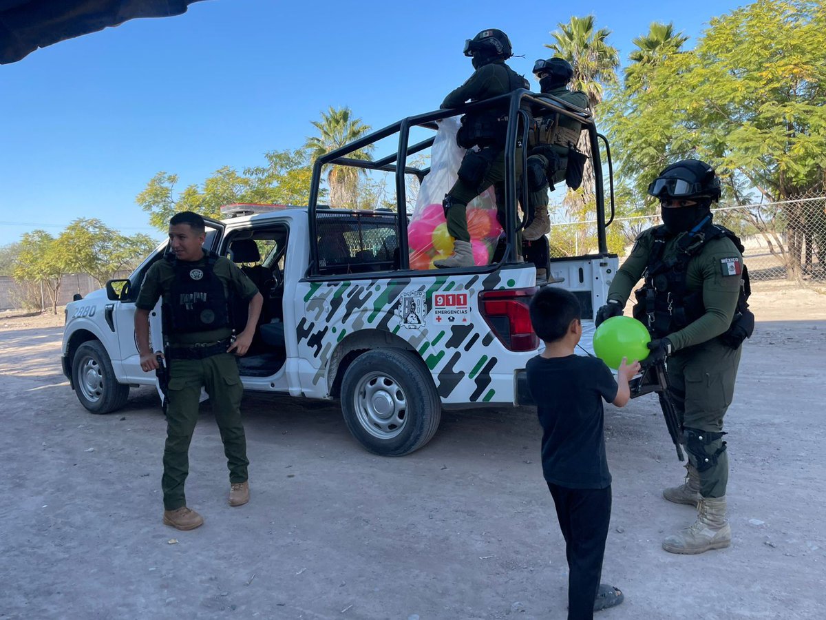 SSPC_SLP's tweet image. 🤴🏻🤴🏽🤴🏾En el marco de la celebración de #Diadereyes y por instrucciones del Secretario de Seguridad Jesus Juárez Hernández, elementos de la #GCE, adscritos a la Zona Media, llevaron a cabo trabajo de proximidad social en los municipios de #Rioverde y #CiudaFernández