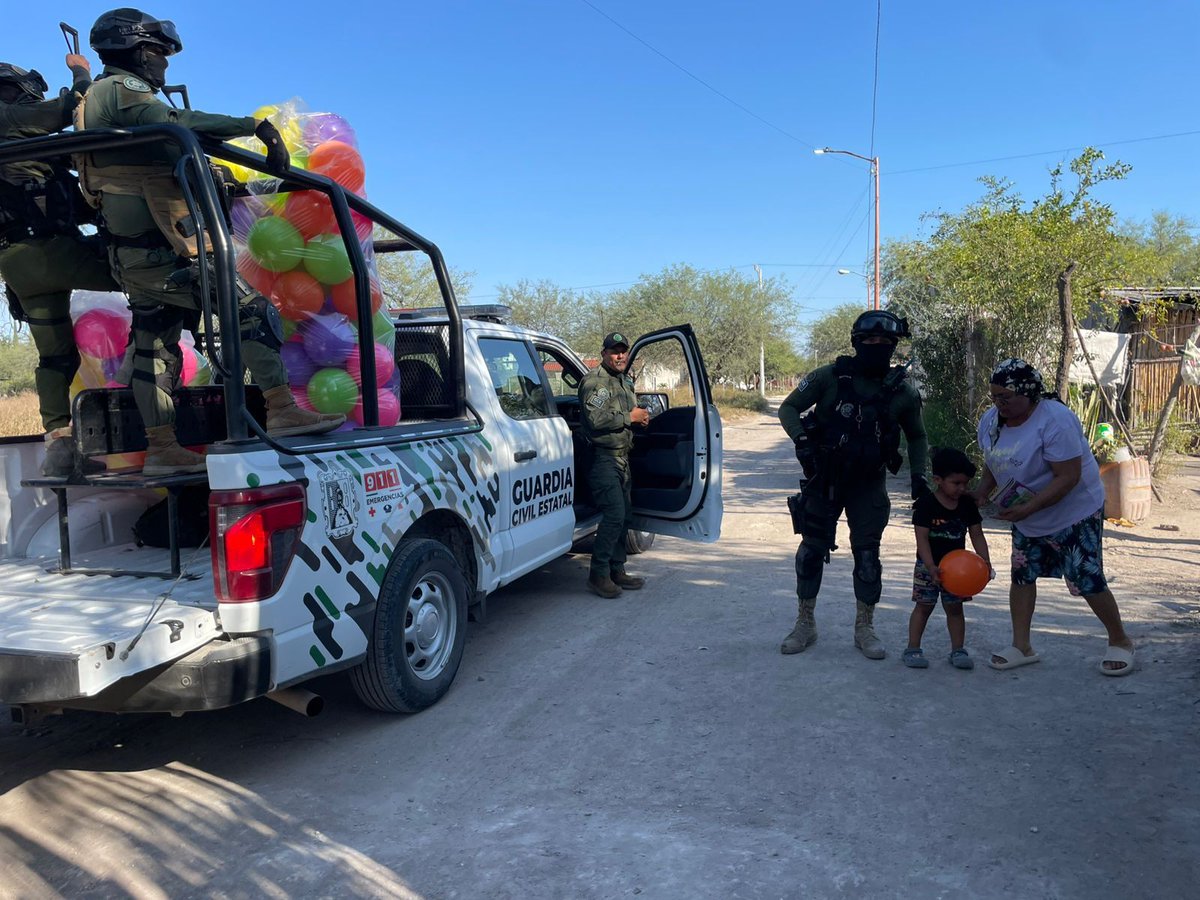 SSPC_SLP's tweet image. 🤴🏻🤴🏽🤴🏾En el marco de la celebración de #Diadereyes y por instrucciones del Secretario de Seguridad Jesus Juárez Hernández, elementos de la #GCE, adscritos a la Zona Media, llevaron a cabo trabajo de proximidad social en los municipios de #Rioverde y #CiudaFernández