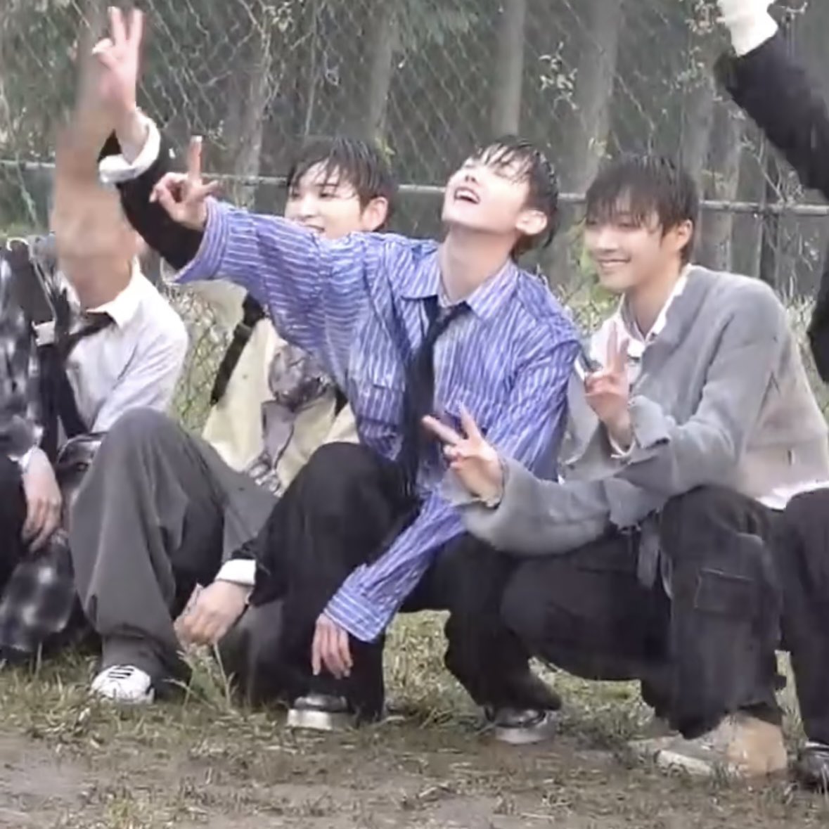 jojyorice's tweet image. 이렇게 생겨서
비 맞는 거 바람 맞는 거 다 좋아하고 계절이 지나갈 때마다 그때의 공기를 즐기고 눈 내릴 때 소원 빌 생각을 하고 맨손도 개의치 않고 하염없이 눈사람 만드는 눈사람 부수지마~😵 의 남자애인 거
이건 사기야.............................................................