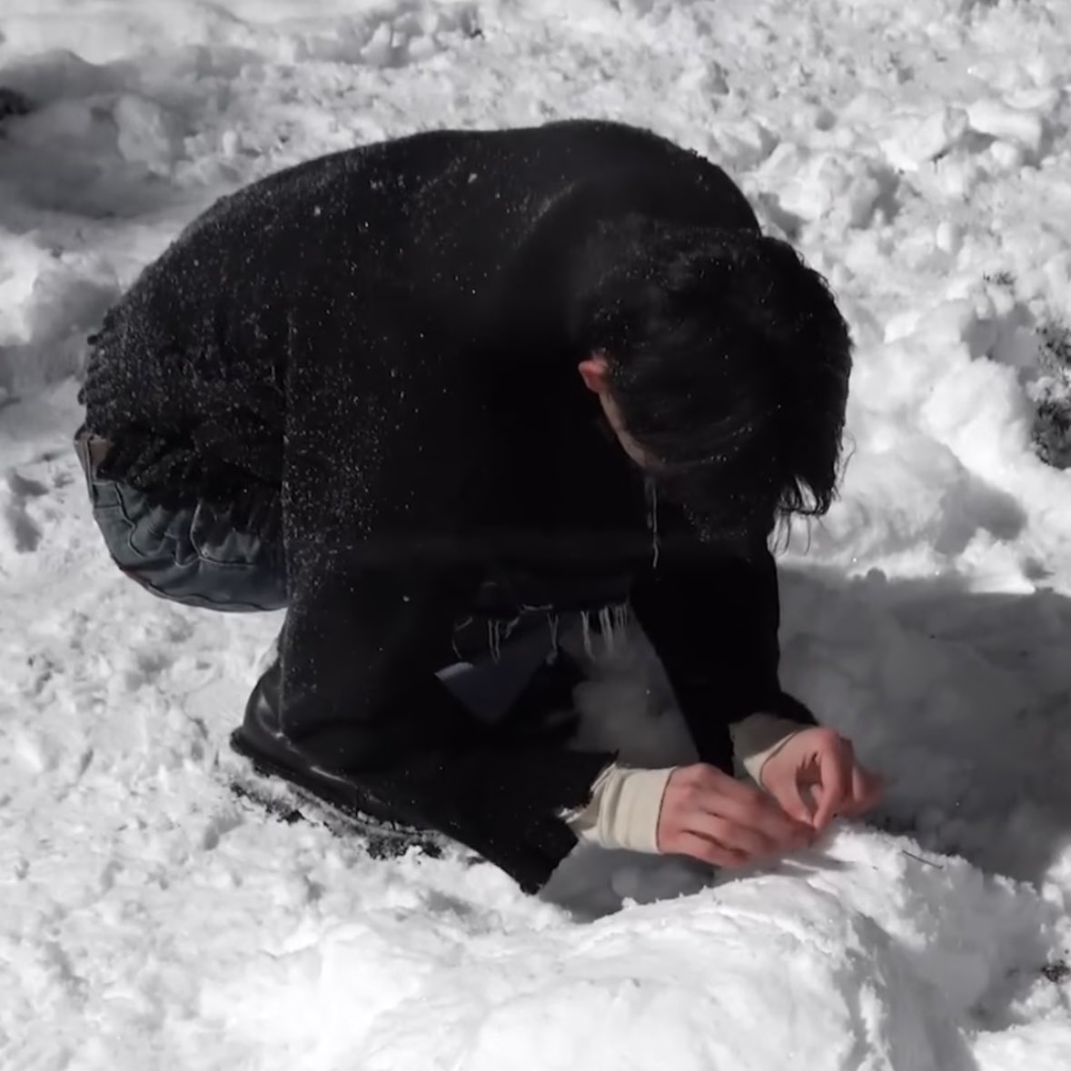 jojyorice's tweet image. 이렇게 생겨서
비 맞는 거 바람 맞는 거 다 좋아하고 계절이 지나갈 때마다 그때의 공기를 즐기고 눈 내릴 때 소원 빌 생각을 하고 맨손도 개의치 않고 하염없이 눈사람 만드는 눈사람 부수지마~😵 의 남자애인 거
이건 사기야.............................................................