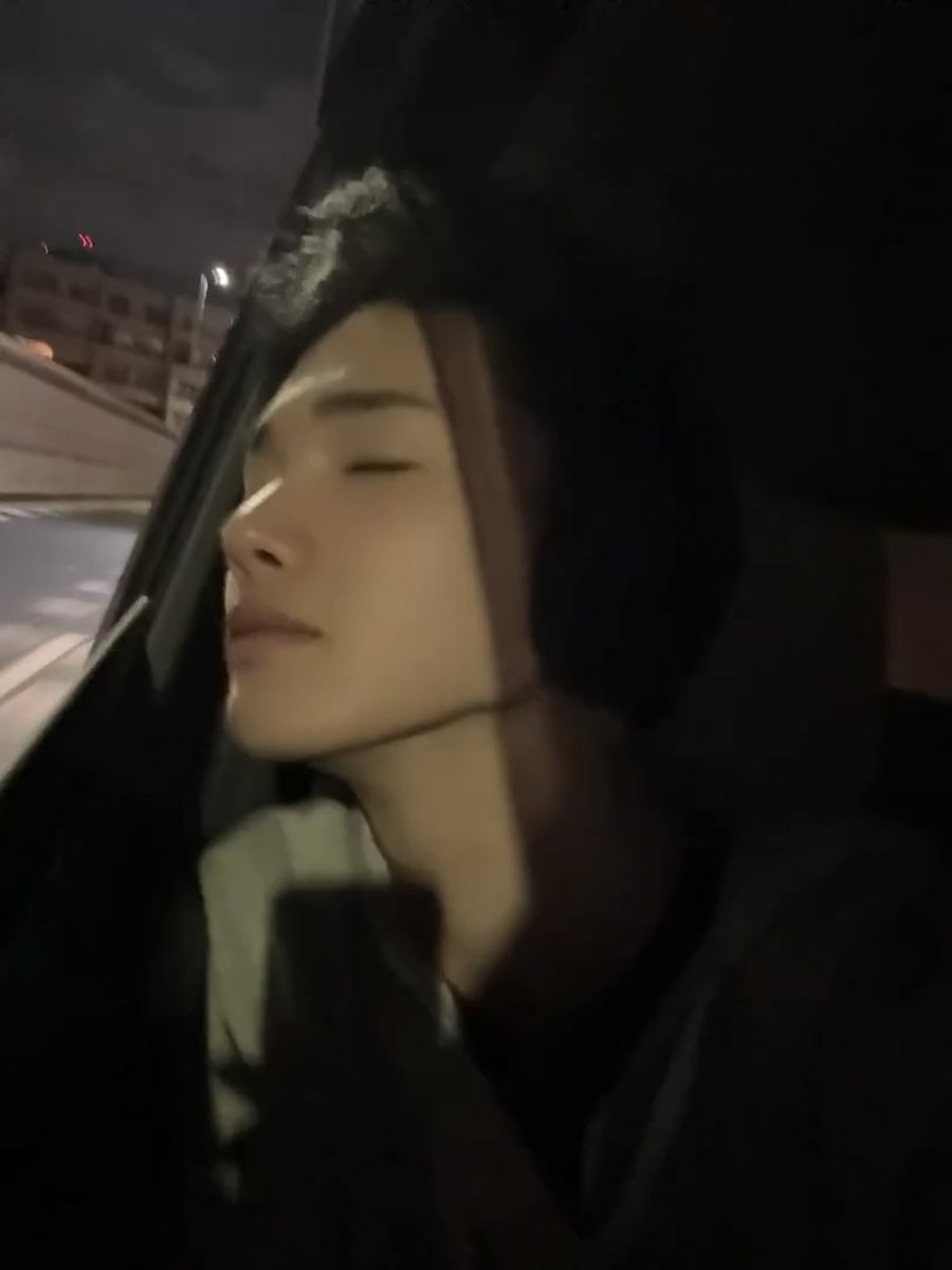 jojyorice's tweet image. 이렇게 생겨서
비 맞는 거 바람 맞는 거 다 좋아하고 계절이 지나갈 때마다 그때의 공기를 즐기고 눈 내릴 때 소원 빌 생각을 하고 맨손도 개의치 않고 하염없이 눈사람 만드는 눈사람 부수지마~😵 의 남자애인 거
이건 사기야.............................................................