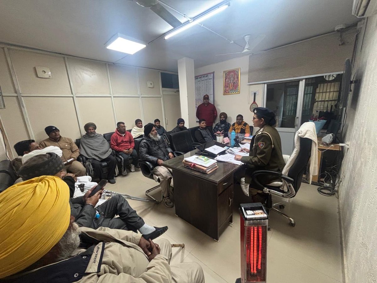 ssputchandigarh's tweet image. 🚨 Building Trust, Ensuring Safety!

SHO/PS-SRP interacted with RWA/MWA members of the PS-Sarangpur area, addressing grievances, exchanging suggestions &amp;amp; strengthening police–community coordination for safer neighbourhoods.

#CommunityPolicing 🤝
#PublicSafety
#WeCareForYou 🚔