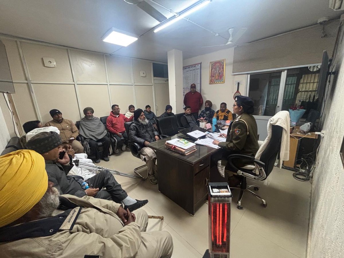 ssputchandigarh's tweet image. 🚨 Building Trust, Ensuring Safety!

SHO/PS-SRP interacted with RWA/MWA members of the PS-Sarangpur area, addressing grievances, exchanging suggestions &amp;amp; strengthening police–community coordination for safer neighbourhoods.

#CommunityPolicing 🤝
#PublicSafety
#WeCareForYou 🚔