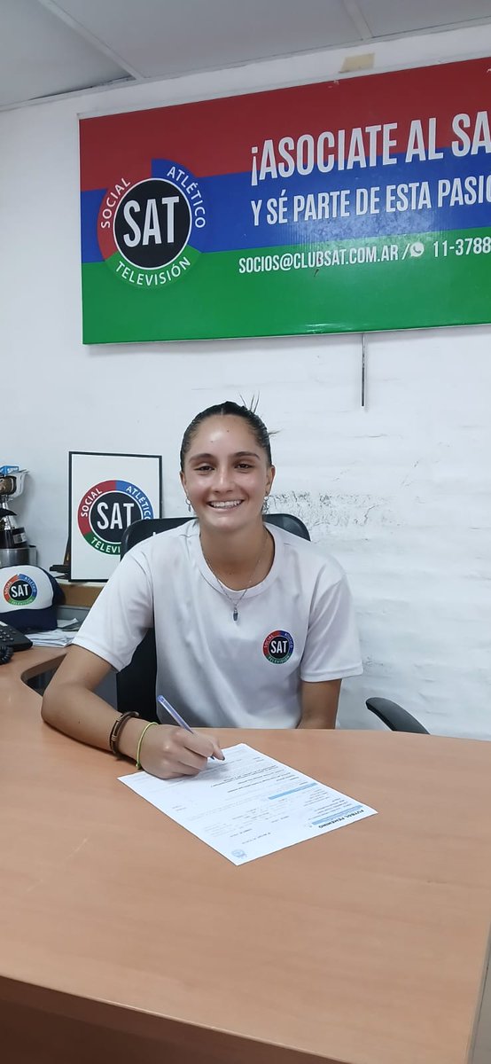 ¡FELITACIONES, LUNA! 🤩🤝

✍️ Luna Romero Jofré firmó su primero contrato como jugadora profesional de Fútbol Femenino. 

La mendocina se convierte en la primera jugadora con contrato profesional surgida de las inferiores del club. 🙌

¡VAMOS POR MAS, LUNA! 👊

#VamosLaTele 🇬🇲
