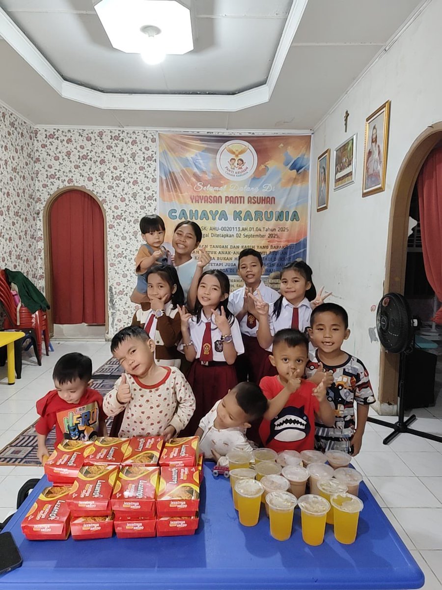 wonbinpasming's tweet image. hari ini bagi bagi sama adik-adik panti, senyum semua beneran jadi salah satu alasan gue hidup sampe sekarang🤍🕊️