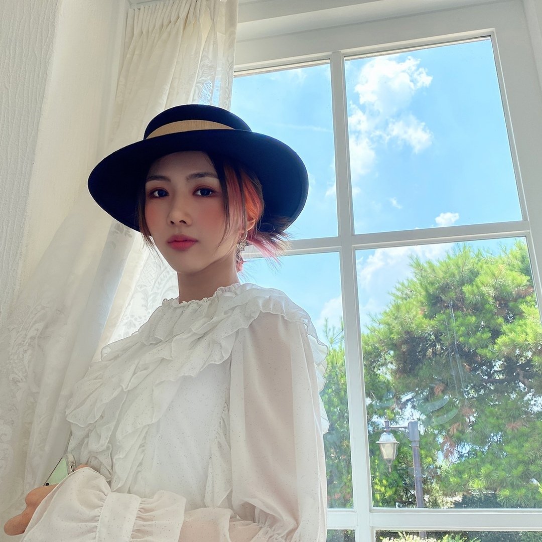 icluvskins's tweet image. Y como siempre, me escapé de la casita solo para ir a ver a la guapa de @zyakwon y estar presente en el #𝓩𝕚𝐀𑁯𑣿𝟸ʼ居住𝐜ōncᥱr𝕥 que espero poder chillar hasta quedarme sin voz. 

꣖꣖   𝙺i𝐭𝓈uᥒᥱ キツネ  ✿𝆬 𓈒 ུ   𝔖a𝐤ü