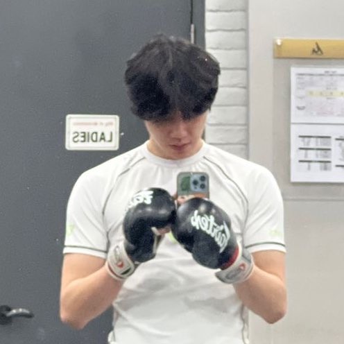 junyoung is that kind of boyfriend who sent shit tons of selcas after he’s working out. trust me, i know bcs im the gf 😋☝️