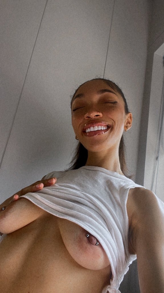 _dorizH's tweet photo. Happy Titty Tuesday and I hope you have a good day ✨ https://t.co/uvw3l6JRc0