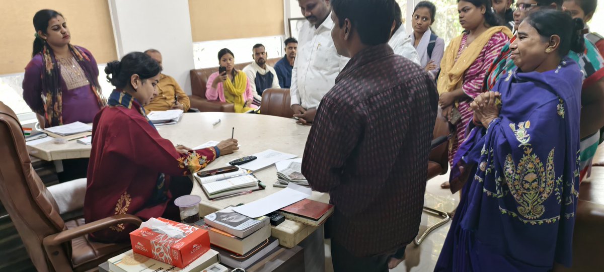 ନୂଆବର୍ଷରେ ନୂଆ ଆଶା ଓ ବିକାଶର ନୂଆ ପରିଭାଷା ନେଇ କଟକ ସ୍ଥିତ ଆବାସିକ କାର୍ଯ୍ୟାଳୟ ଠାରେ ଲୋକଙ୍କ ସମସ୍ୟାକୁ ଶୁଣିଥିଲି। ନୂଆବର୍ଷର ଶୁଭେଚ୍ଛା ଓ ଅଭିନନ୍ଦନର ଆଦାନ ପ୍ରଦାନ ସହ ସମସ୍ୟା ଓ ଏହାର ସମାଧାନ କିପରି ହୋଇପାରିବ ସେଦିଗରେ ଆଲୋଚନା ହୋଇଥିଲା।

#homegrievance #odisha #barabaticuttack #sofiafirdous