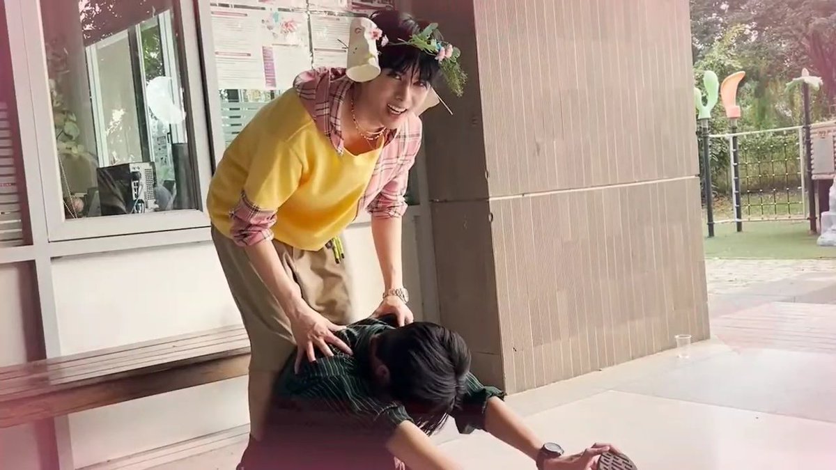 Hareshine's tweet image. ทุกคนยืดเส้นกันยังไงเหรอฮะ? พี่เพิร์เค้ามีน้องแซนต้าคอยยืดให้ คอยนวดให้ไม่ห่าง เครื่องนวดหลบไป ตัวจริงอยู่นี่จ้ะ!! พี่เพิร์ธเค้าก็รักตาต้าของเค้าอ่ะ เดี๋ยวจับมือ เดี๋ยวกอด ไม่ให้ห่างตัวเลย เขินว่ะแก..

#GMMTVLiveHouse
#LoveYouTeacherSeries