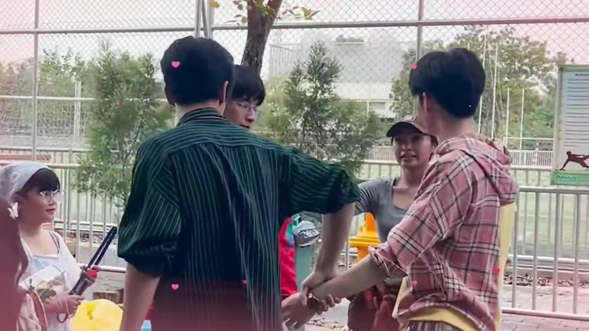 Hareshine's tweet image. ทุกคนยืดเส้นกันยังไงเหรอฮะ? พี่เพิร์เค้ามีน้องแซนต้าคอยยืดให้ คอยนวดให้ไม่ห่าง เครื่องนวดหลบไป ตัวจริงอยู่นี่จ้ะ!! พี่เพิร์ธเค้าก็รักตาต้าของเค้าอ่ะ เดี๋ยวจับมือ เดี๋ยวกอด ไม่ให้ห่างตัวเลย เขินว่ะแก..

#GMMTVLiveHouse
#LoveYouTeacherSeries