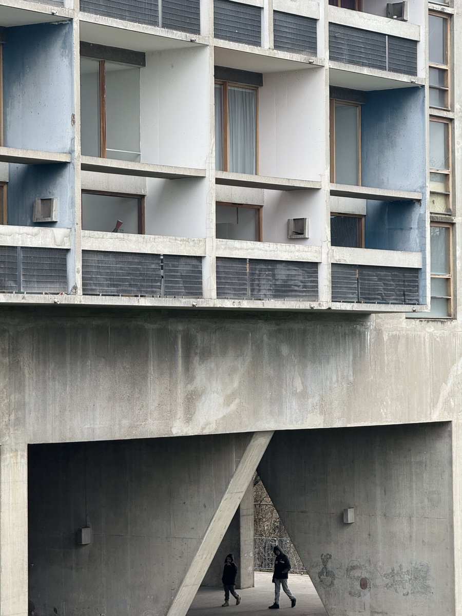 GNDENGINEERING's tweet photo. Brutalist Le Corbusier apartment building.
Guess the location 🫣 https://t.co/4bwpOjiadr