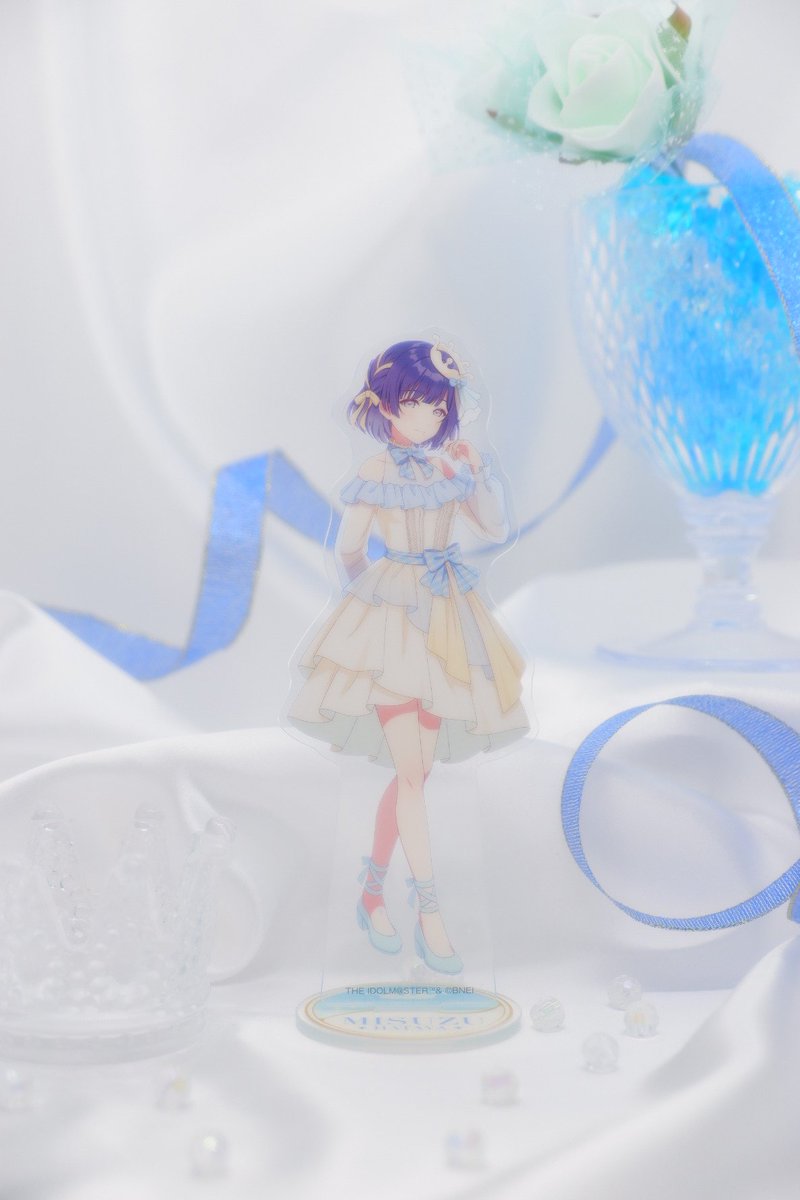 学マスローソンコラボの秦谷さんアクスタ買えたのですが大変に