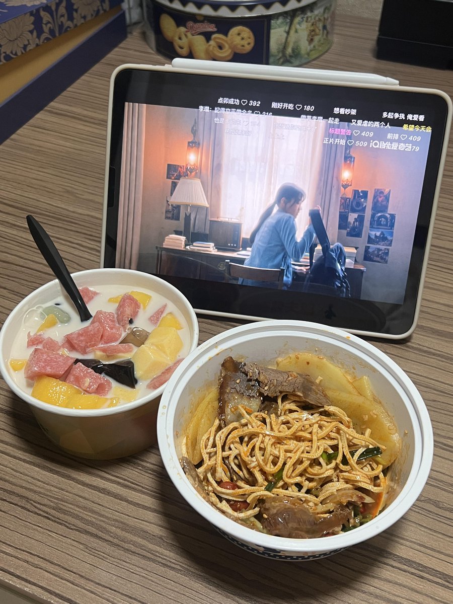 Wksjeubg's tweet image. 哈哈 晚上吃點宵夜再跟人分享，這有什麼錯呢 #宵夜 #晚上 #分享 #美味😂