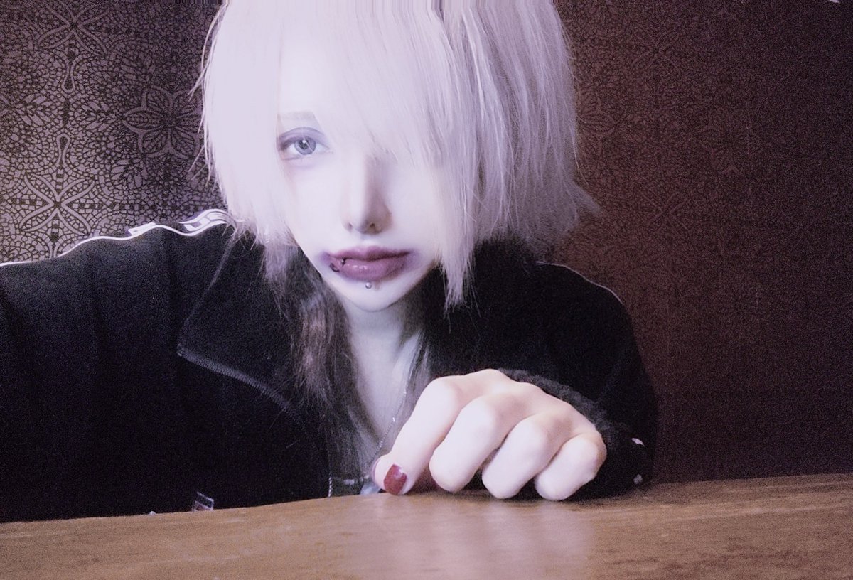 楪まな。 tweet media