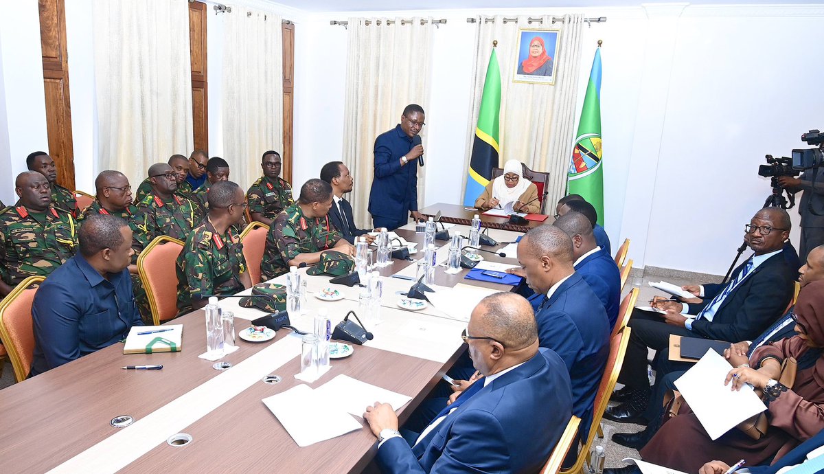matokeochanya's tweet photo. Rais wa Jamhuri ya Muungano wa Tanzania na Amiri Jeshi Mkuu, Mhe. Dkt. Samia Suluhu Hassan akiwa kwenye mazungumzo na Viongozi wa Wizara ya Ulinzi na Jeshi la Kujenga Taifa, Ikulu ndogo ya Tunguu, Zanzibar, tarehe 06 Januari, 2026. https://t.co/xVG8FZMB27