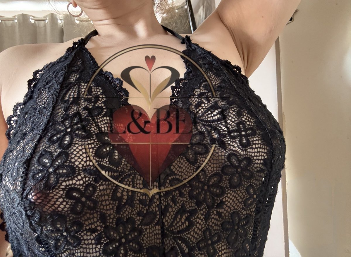 AxlyBeca's tweet image. Martes de tetas 👀#MartesDeEnseñarLasTetas #Martetas #Hotwiferegia